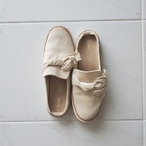 Toms slip on